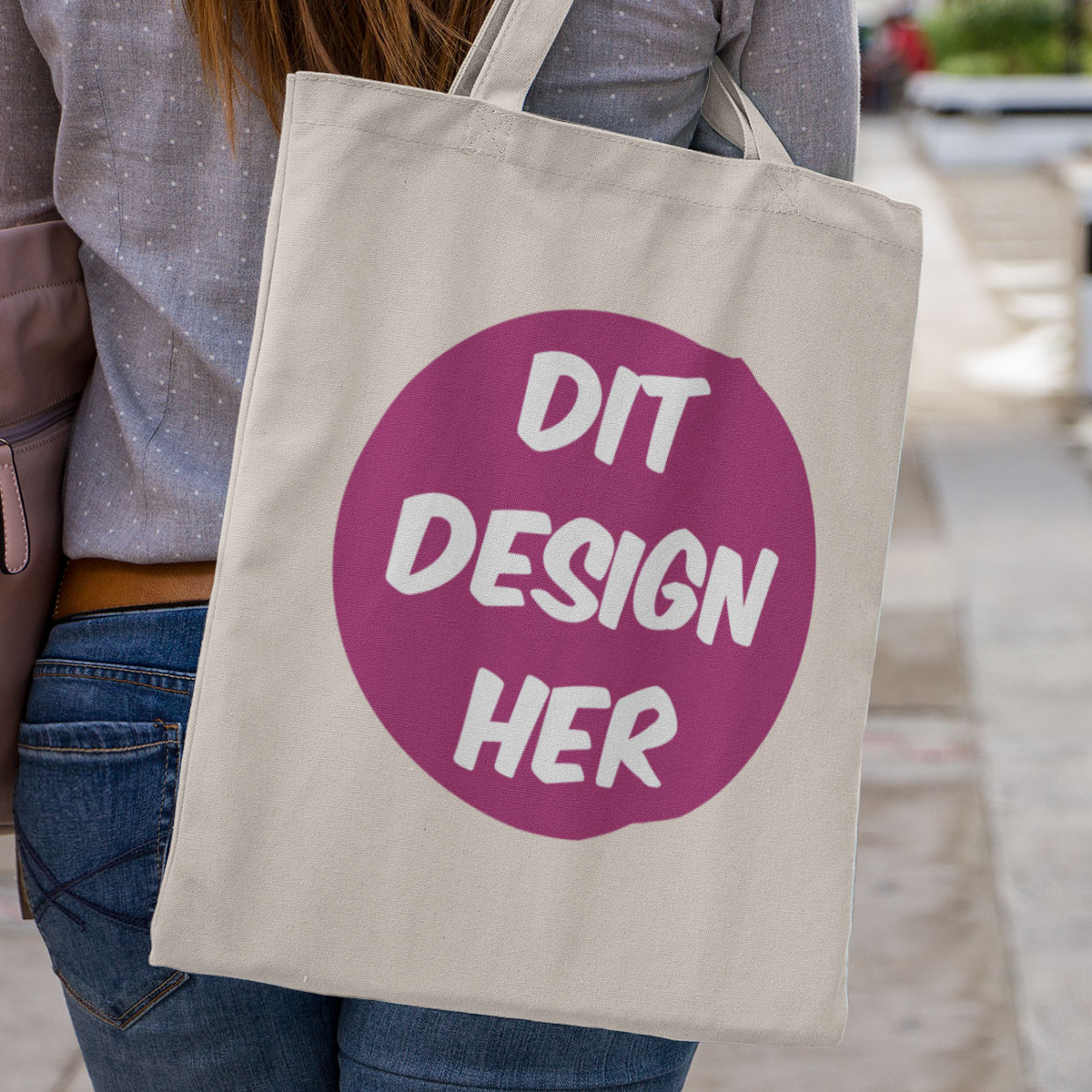 Kvinde med en specialdesignet mulepose over skulderen – personlig trykt taske i hverdagsbrug